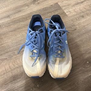 ON running cloud flow Marina and white size 7